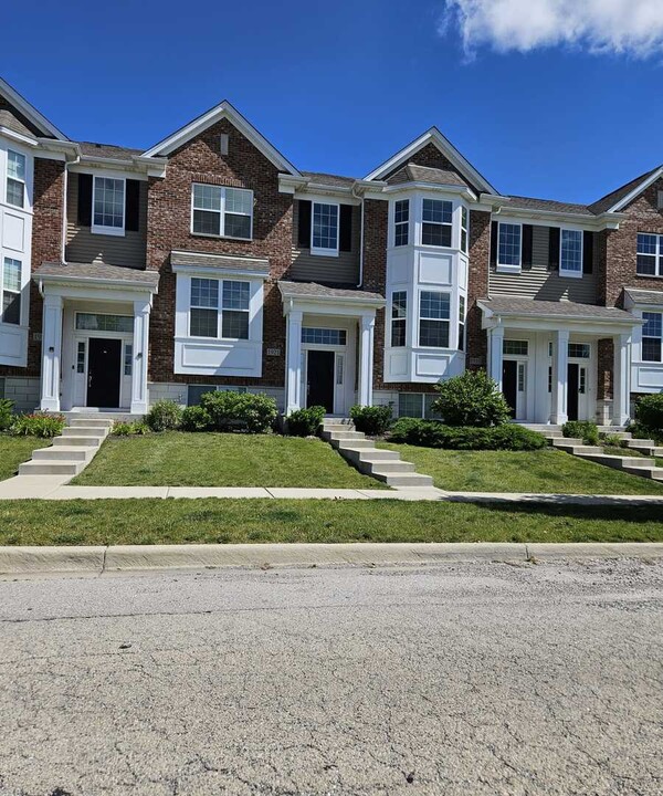 1921 Continental Ave in Naperville, IL - Building Photo