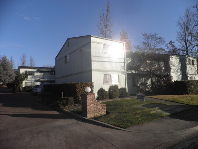 10 NE D St in Grants Pass, OR - Building Photo - Building Photo