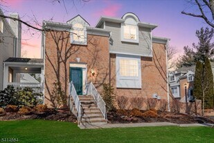 40 Primrose Ln in Long Hill, NJ - Building Photo