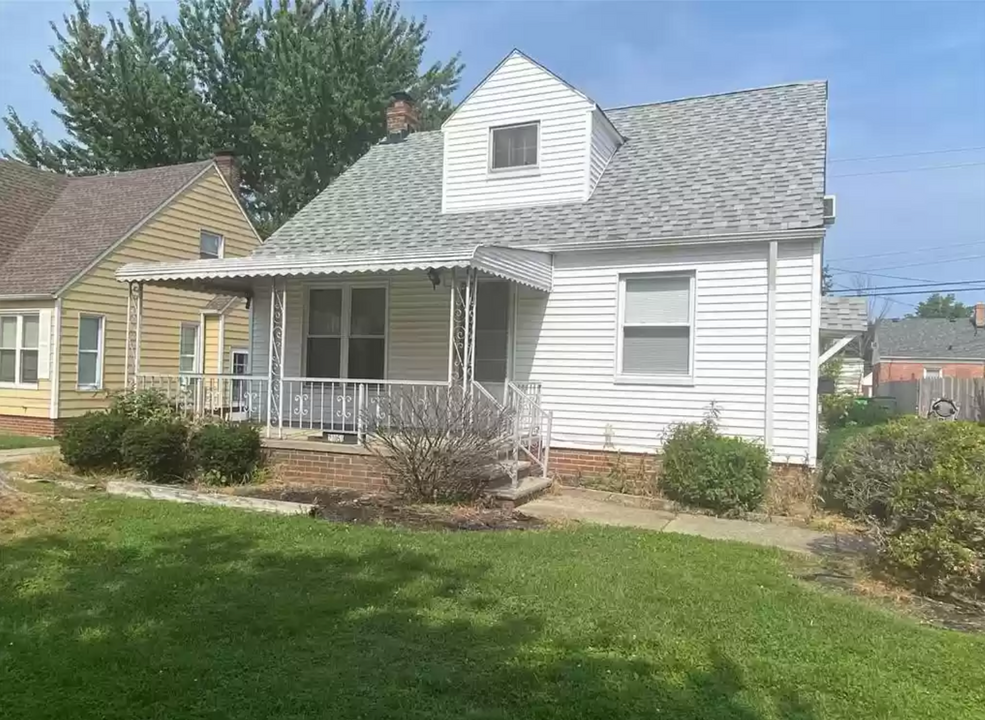 21051 Nicholas Ave in Euclid, OH - Foto de edificio