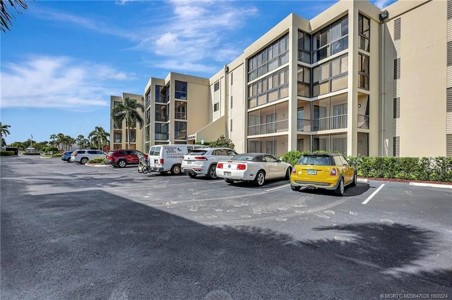 150 SE Four Winds Dr, Unit 303 in Stuart, FL - Building Photo