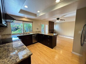 103 E Yale Loop in Irvine, CA - Foto de edificio - Building Photo