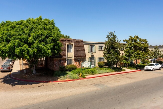 San Remo Court in Chula Vista, CA - Foto de edificio - Building Photo