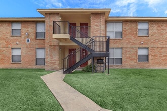 Beeville Station Apartments in Beeville, TX - Foto de edificio - Building Photo