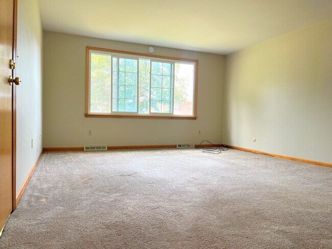 45 Oakridge Dr in West Seneca, NY - Building Photo - Building Photo