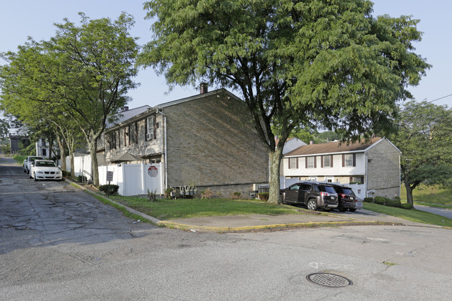 801 Coursin St in McKeesport, PA - Foto de edificio - Building Photo