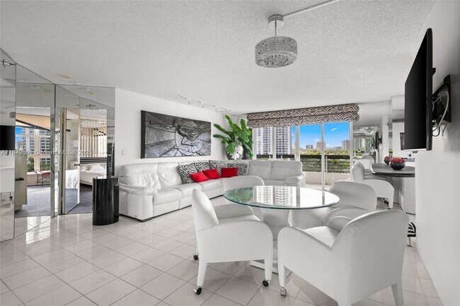 19101 NE 36th Pl in Aventura, FL - Building Photo - Building Photo