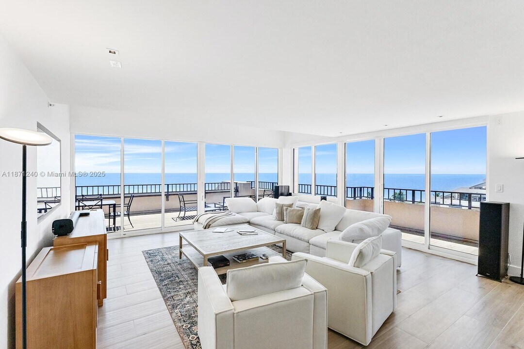 251 Crandon Blvd in Key Biscayne, FL - Foto de edificio