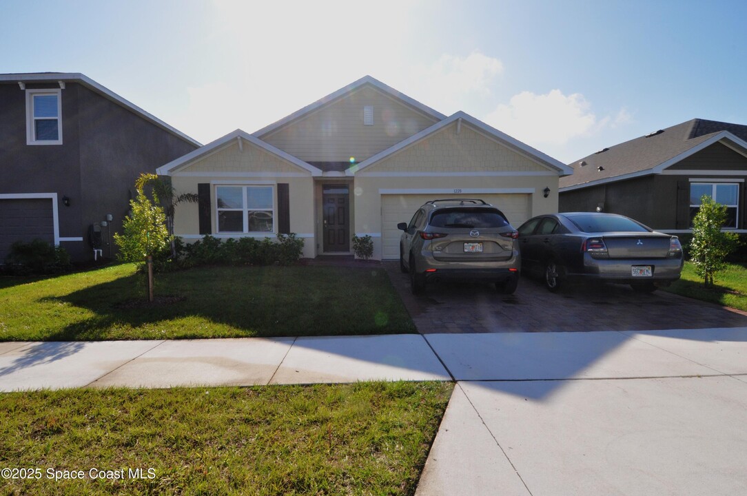 1228 Downey Ln SE in Palm Bay, FL - Foto de edificio