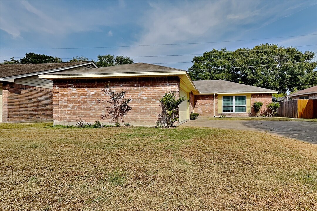 16358 Maplemont Dr in Houston, TX - Building Photo