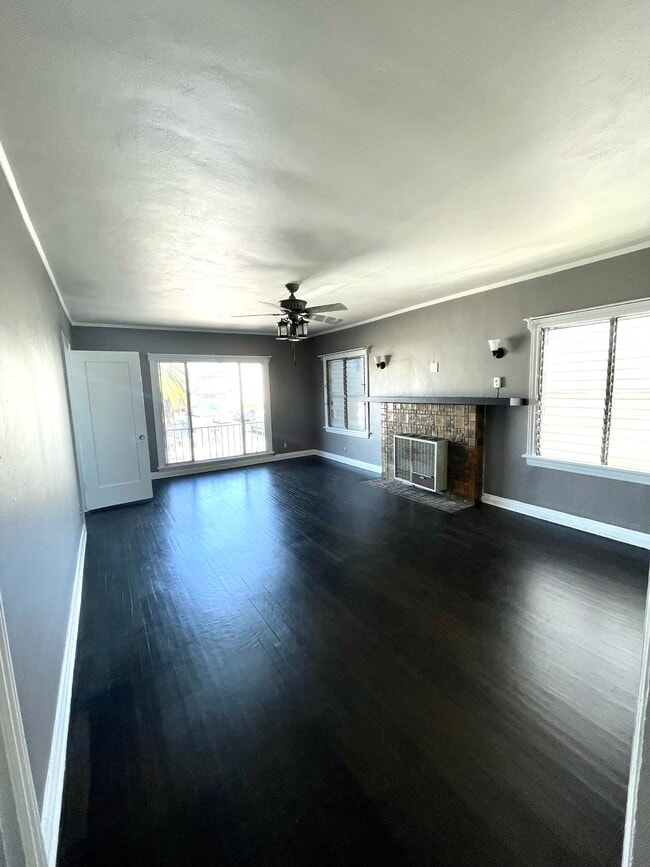 717 1/2 N Ridgewood Pl, Unit 2nd Floor