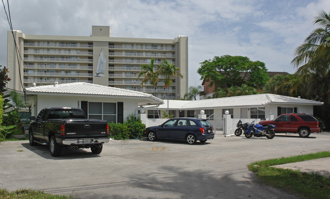 2503 N Ocean Blvd in Pompano Beach, FL - Building Photo - Building Photo