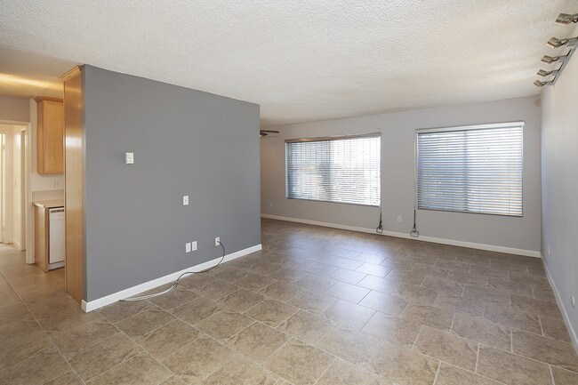 2112 Garnet Ave-Unit -Unit 1E in San Diego, CA - Building Photo - Building Photo