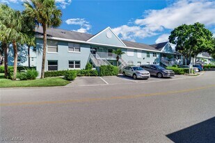 125 Wading Bird Cir in Naples, FL - Building Photo