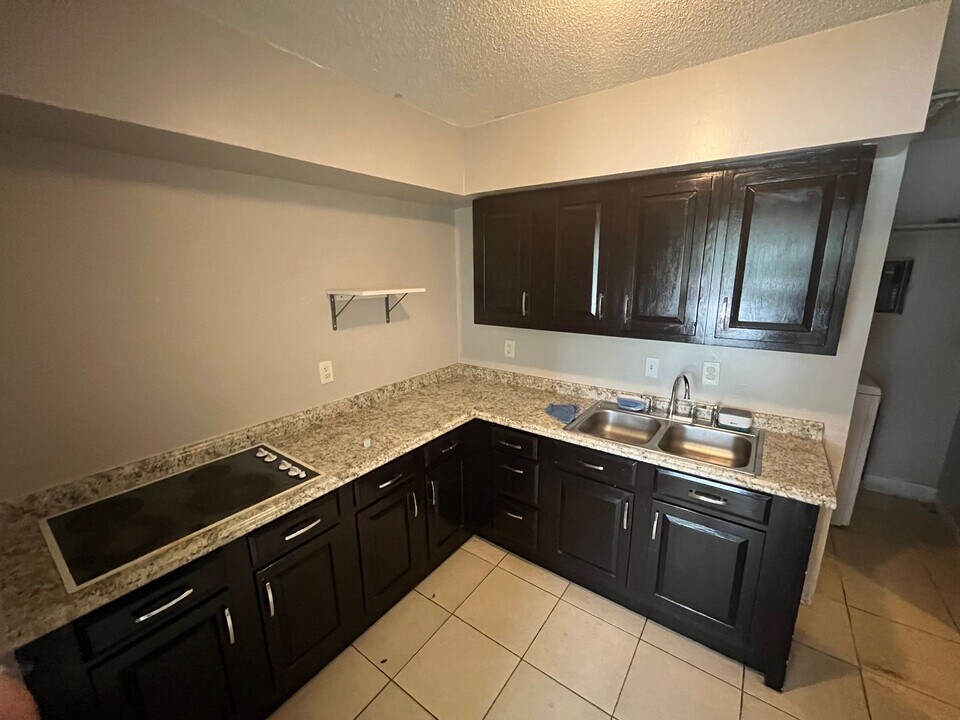 6040 Dixie Hwy in Boca Raton, FL - Building Photo