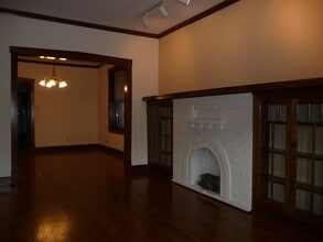 2318 W Diversey Ave, Unit 2nd Floor in Chicago, IL - Building Photo - Building Photo
