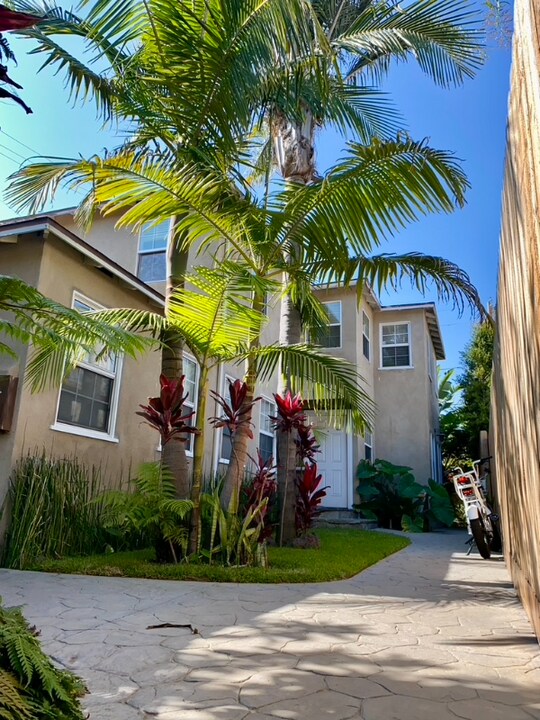 11647 Ayres Ave in Los Angeles, CA - Foto de edificio