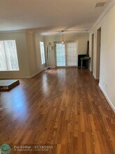 4810 Grapevine Wy in Davie, FL - Foto de edificio - Building Photo