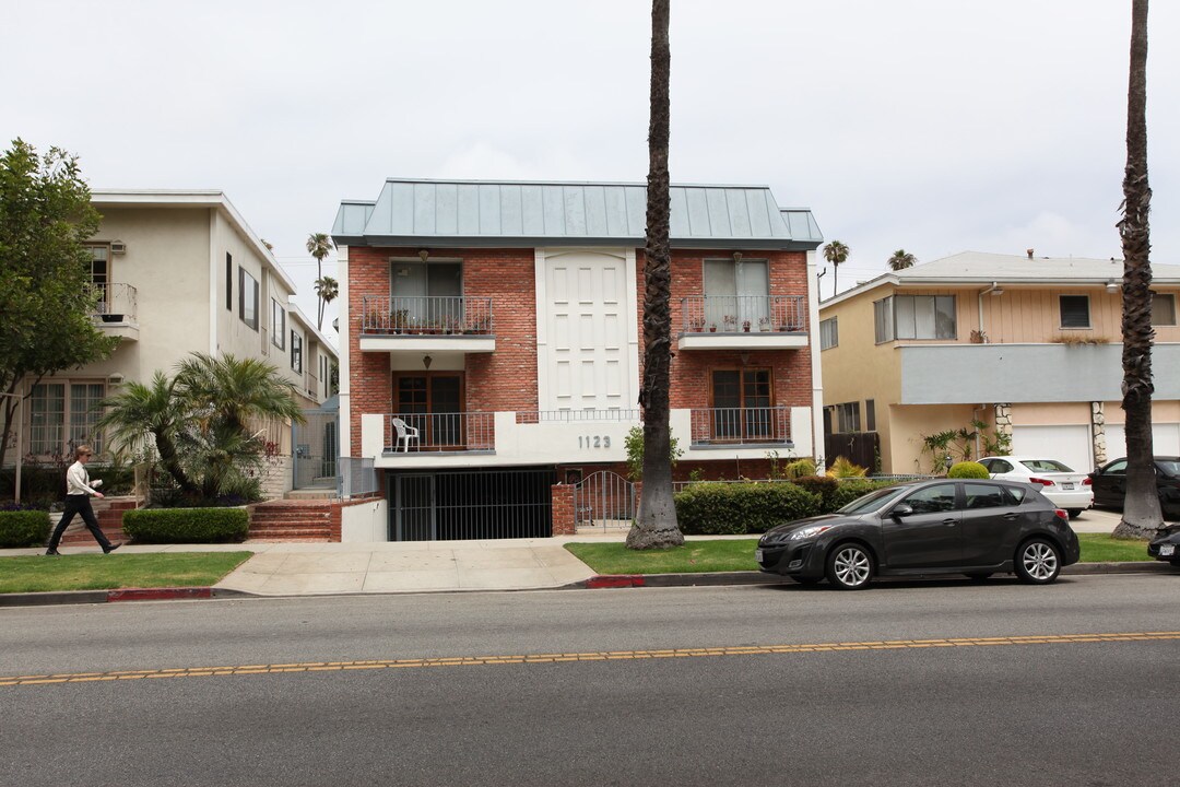 1123 Lincoln Blvd in Santa Monica, CA - Building Photo