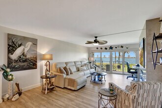 801 Lake Shore Dr in Lake Park, FL - Building Photo - Building Photo