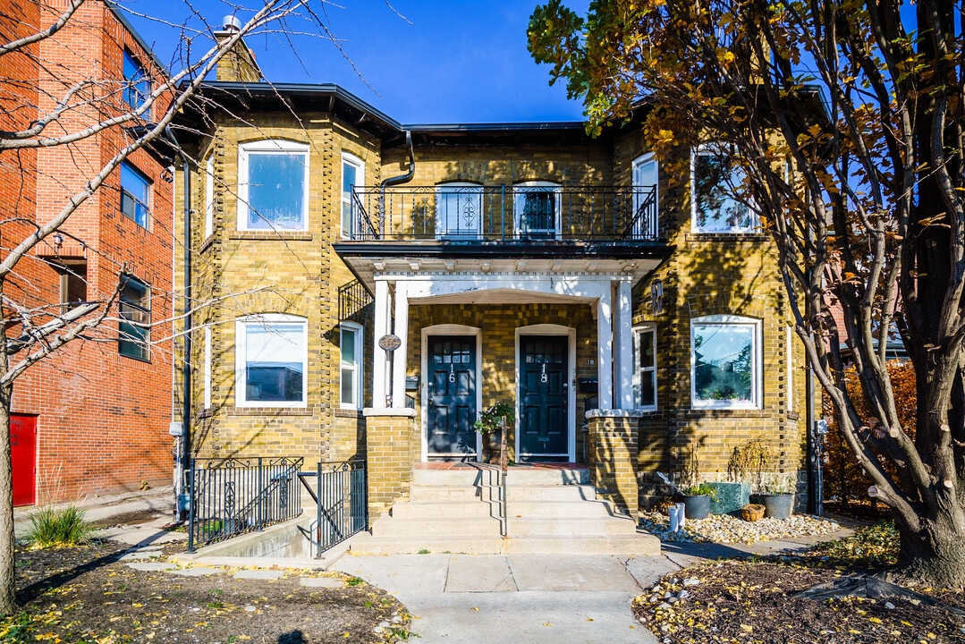 18 Golfdale Rd in Toronto, ON - Building Photo