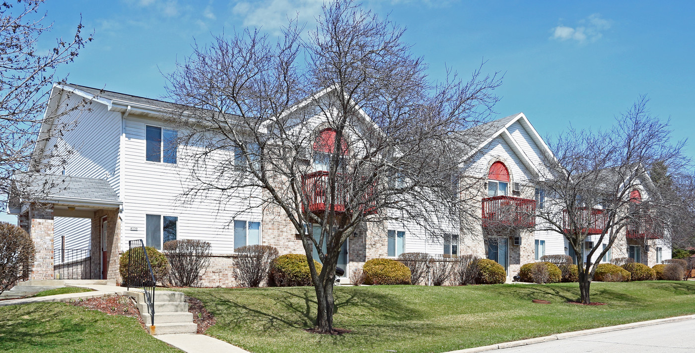 8150 W Forest Home Ave in Greenfield, WI - Building Photo