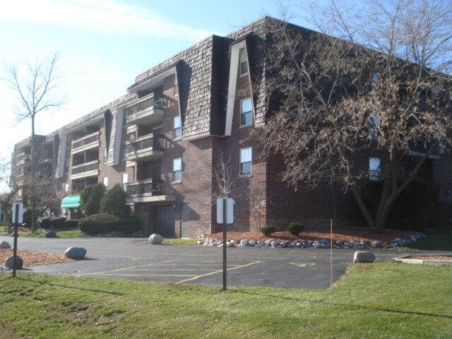 Bayside Village Apartments in Bayside, WI - Foto de edificio