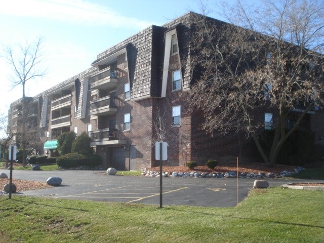 Bayside Village Apartments in Bayside, WI - Building Photo