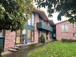 7640 SE Yamhill St in Portland, OR - Building Photo - Primary Photo