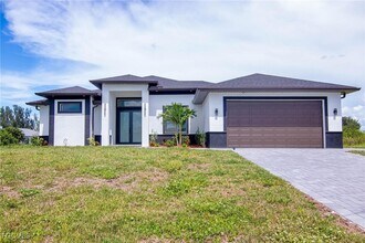 829 NW 29th Ave in Cape Coral, FL - Foto de edificio - Building Photo