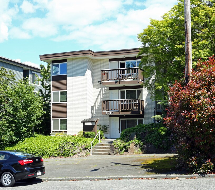 4240 34th Ave W in Seattle, WA - Foto de edificio