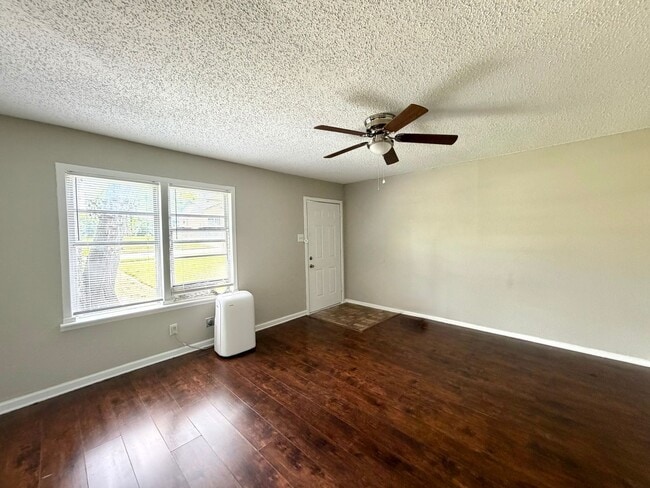 6365 Hollis Ave in Dallas, TX - Building Photo - Building Photo