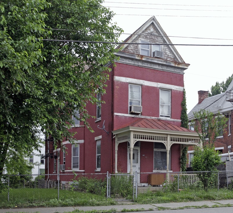 4303 Vine St in Cincinnati, OH - Foto de edificio