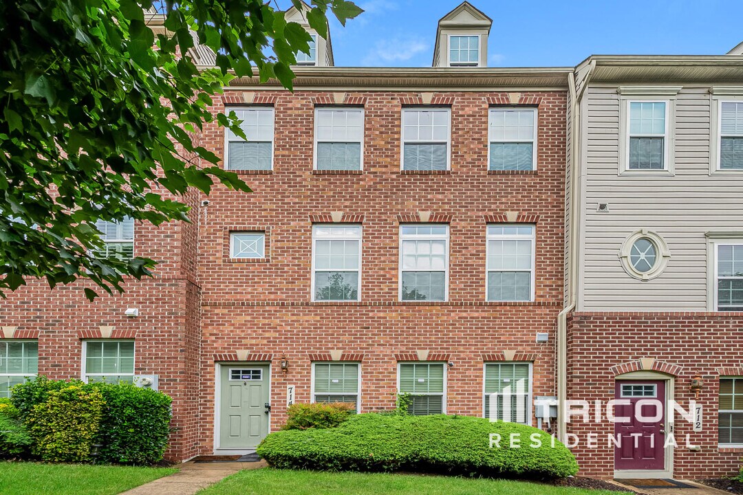 10754 Cedarwood Dr in Waldorf, MD - Building Photo