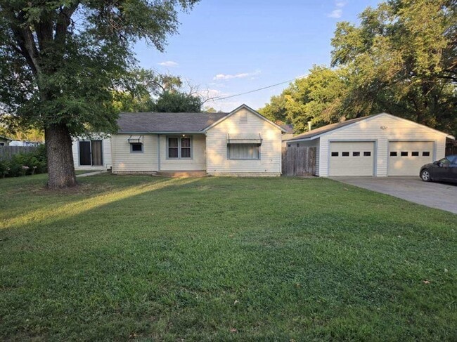 property at 2944 N Coolidge Ave
