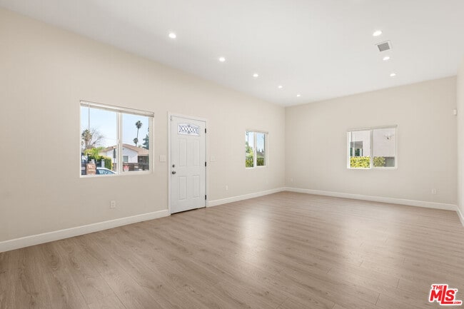 6255 Gentry Ave in Los Angeles, CA - Building Photo - Building Photo