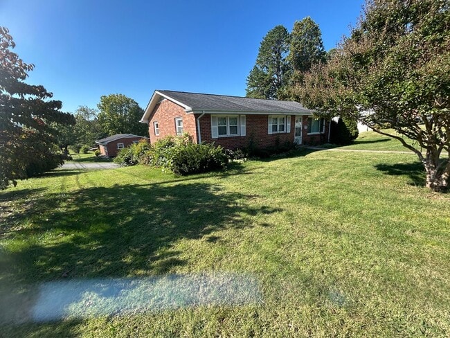 501 Longview Dr in Johnson City, TN - Building Photo - Building Photo