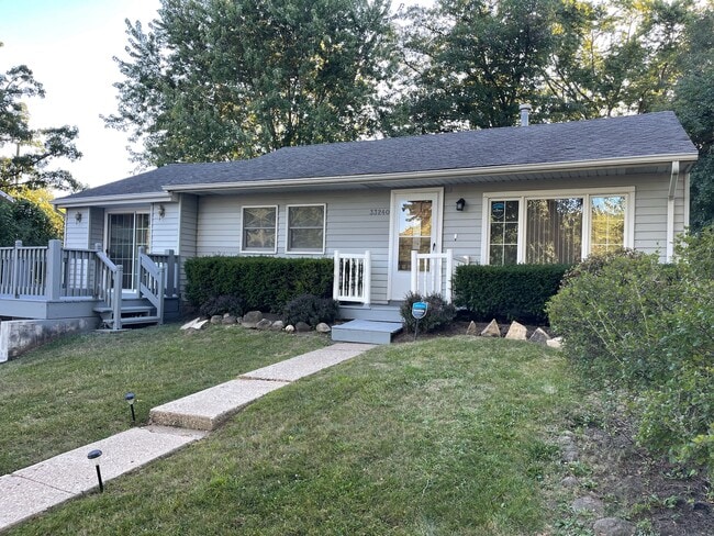 33240 N Greentree Rd in Grayslake, IL - Foto de edificio - Building Photo