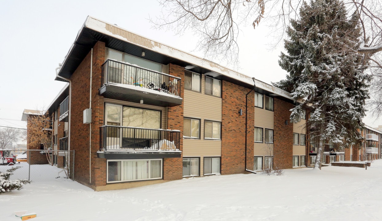Hilton Manor in Edmonton, AB - Building Photo