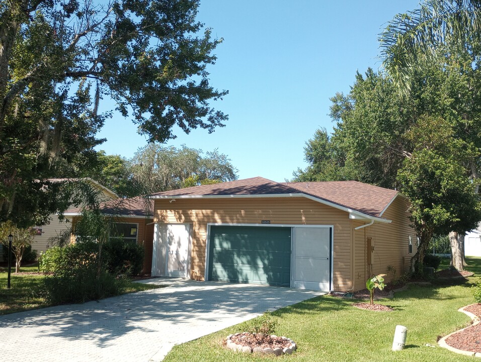 32525 Oak Park Dr in Leesburg, FL - Foto de edificio
