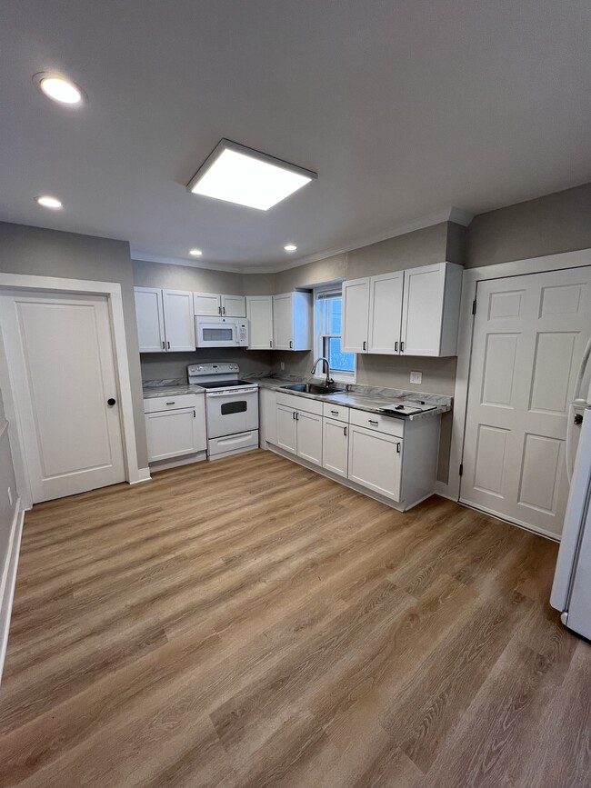 1166 High Ave, Unit 1166 Lower in Oshkosh, WI - Building Photo - Building Photo