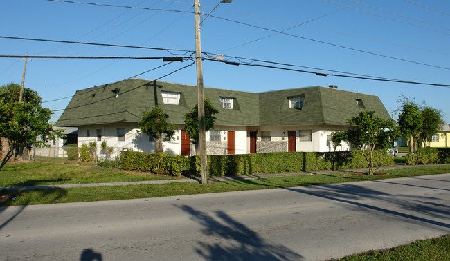 502 Phippen-waiters Rd in Hollywood, FL - Building Photo - Building Photo