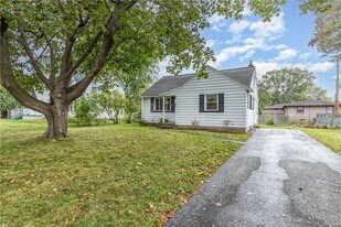 11 Hedge St in Rochester, NY - Building Photo