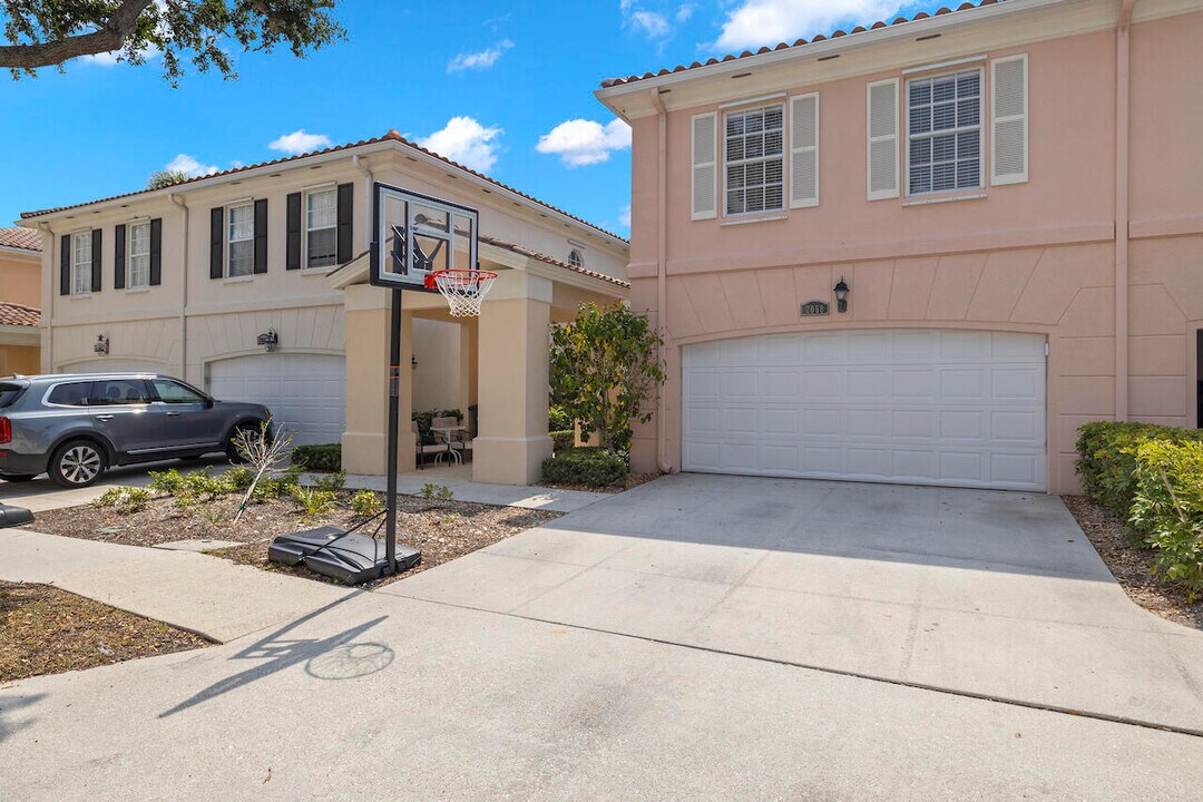 2058 Tarpon Lake Way in West Palm Beach, FL - Building Photo