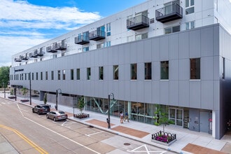 LUX at Lawrence in Appleton, WI - Foto de edificio - Building Photo