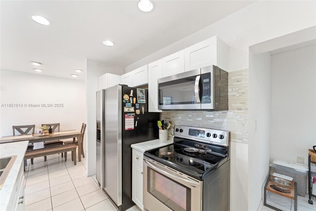 1111 NE 211th Terrace in Miami, FL - Building Photo - Building Photo
