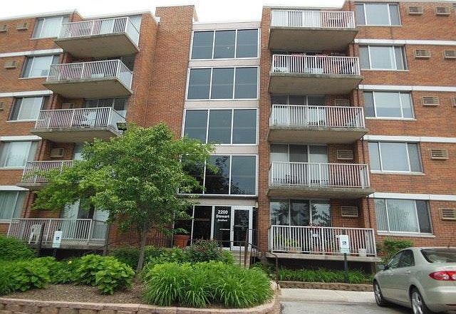 2200 S Stewart Ave in Lombard, IL - Building Photo