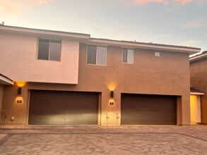 2121 W Sonoran Desert Dr in Phoenix, AZ - Foto de edificio - Building Photo