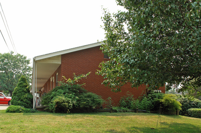 2300 Louisiana Ave in Parkersburg, WV - Foto de edificio - Building Photo