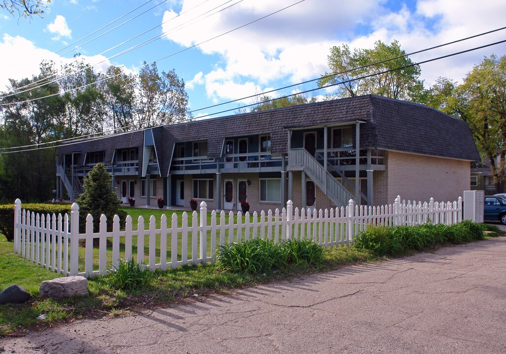 Legacy On The River in Waterford, MI - Building Photo